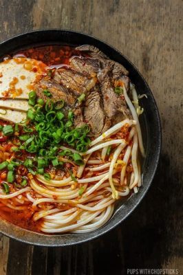  Bún Bò Huế:  Bir Çorba Şöleni ve Lezzetli Baharatlı Bir Dans