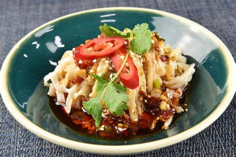  Longnan Şehri'nin Renkli Lezzeti: Biberiye ve Acı Soslu Yan Yang Noodles