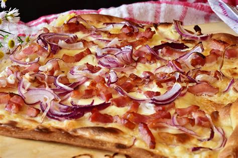  Tarte Flambée: A Symphony of Crispy Crust and Creamy Delights!