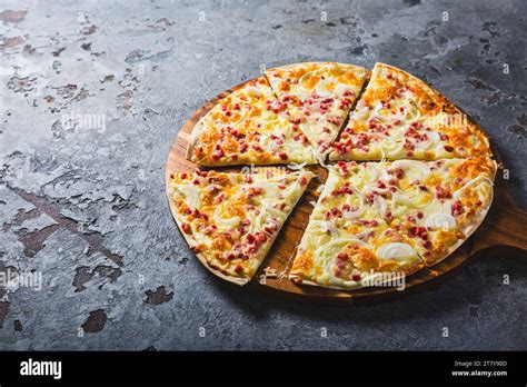  Tarte Flambée: Geleneksel Alsace Lezzetiyle Buluşun! İncecik Hamur ve Kremalı Peynirlerle Birleştiğinde Mükemmel Tatlara Yolculuk Başlar!